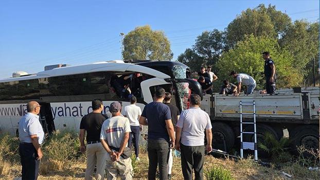 Muğla'da tur otobüsü, TIR'a çarptı: 2 ölü, 8 yaralı