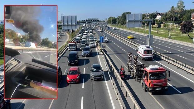 Fatih'te hafif ticari araçta yangın; sahil yolu trafiğe kapandı