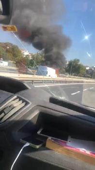 Fatih'te hafif ticari araçta yangın; sahil yolu trafiğe kapandı