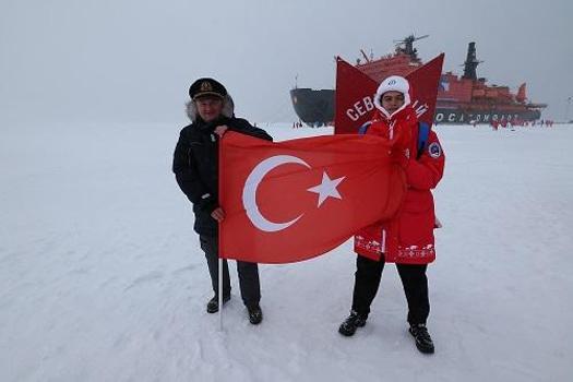 Uluslararası keşif gezisine katılan Türk genç, Kuzey Kutbu’nda Türk bayrağını dalgalandırdı
