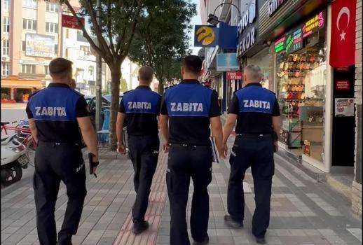 İnegöl Belediyesi zabıta ekiplerinden kaldırım işgali ve çevre kirliliği denetimi