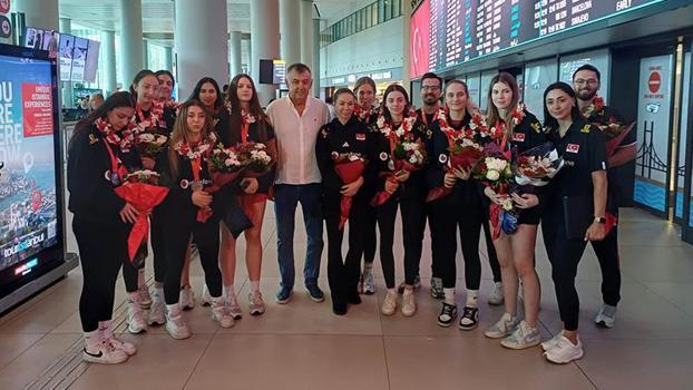 Dünya ikincisi U17 Voleybol Milli Takımı’na havalimanında çiçekli karşılama