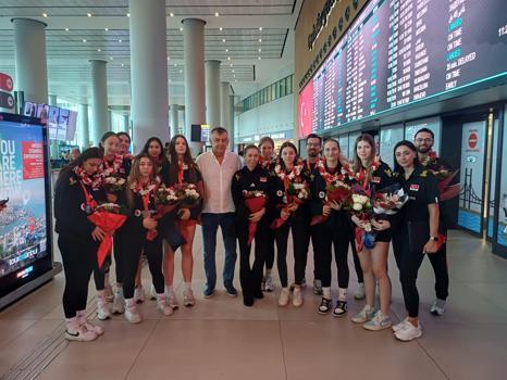 Dünya ikincisi U17 Voleybol Milli Takımı’na havalimanında çiçekli karşılama