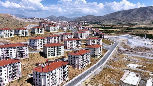 Bakan Kurum, Malatya'da sosyal konutlarına yerleşen Başar çiftinin görüntülerini paylaştı