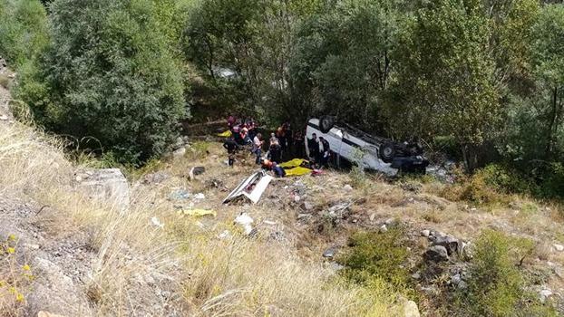 Sivas'ta minibüs uçuruma yuvarlandı; yaralılar var
