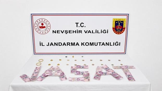 Mola veren ailenin aracındaki altınlarını çalan 4 şüpheli yakaladı