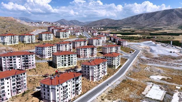 Bakan Kurum, Malatya'da sosyal konutlarına yerleşen Başar çiftinin görüntülerini paylaştı