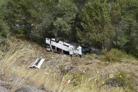 Sivas'ta yolcu minibüsü uçuruma devrildi: 4 ölü, 10 yaralı / Ek fotoğraflar