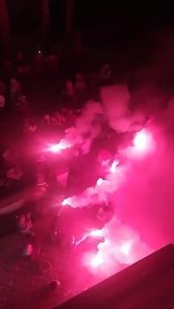 Havai fişekler, davetlilerin bulunduğu alana düştü