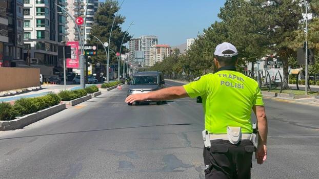 Trafik denetimlerinde 2 bin 325 sürücüye ceza