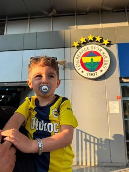 Forması çıkartılmaya çalışılan minik Fenerbahçeli taraftar, Kadıköy’de