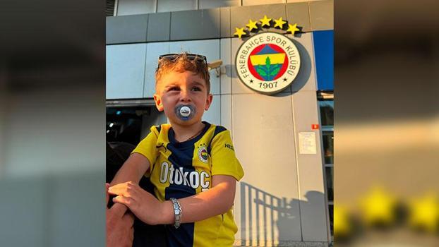 Forması çıkartılmaya çalışılan minik Fenerbahçeli taraftar, Kadıköy’de