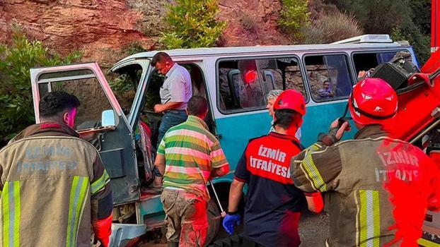 İzmir’de tarım işçilerini taşıyan minibüs kaza yaptı: 1 ölü, 8 yaralı