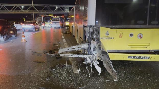 Büyükçekmece'de otomobil İETT otobüsüne çarptı: 1’i ağır 3 yaralı