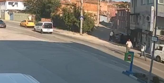 Kaçak göçmenleri taşıyan otomobil refüje çarptı; 2 yaralı (2)