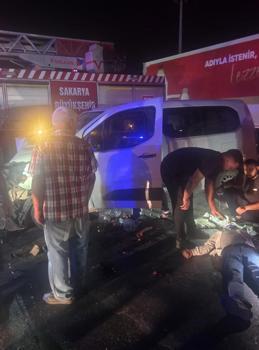 Hafif ticari araç ile otomobil çarpıştı: 7 yaralı