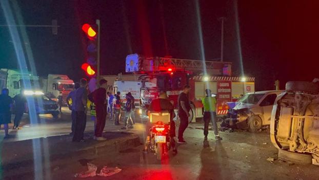 Hafif ticari araç ile otomobil çarpıştı: 7 yaralı