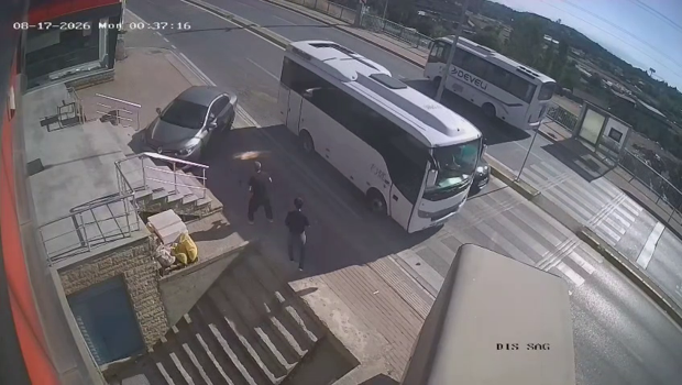 2 kişinin ezilmekten son anda kurtulduğu kaza kamerada