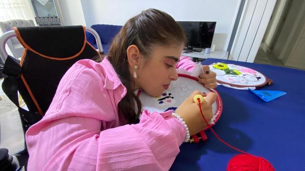Doktorların ‘yaşamaz' dediği Ecenur 18 yaşına girdi; punch nakışında usta oldu