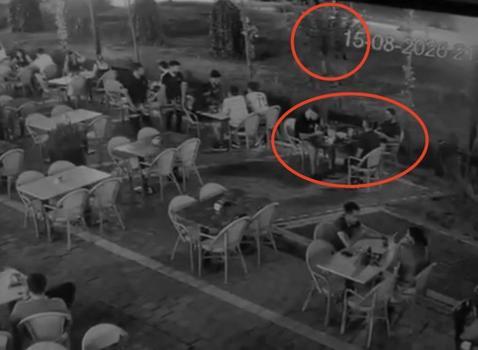 Ağacın arkasında pusuda bekleyip kafede oturan kişiyi vurdu