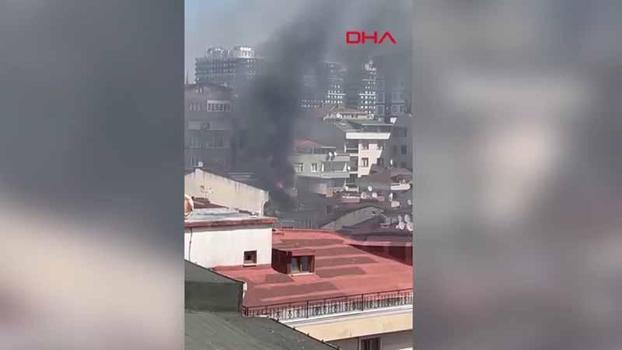 Kağıthane'de 4 katlı binanın çatısında yangın