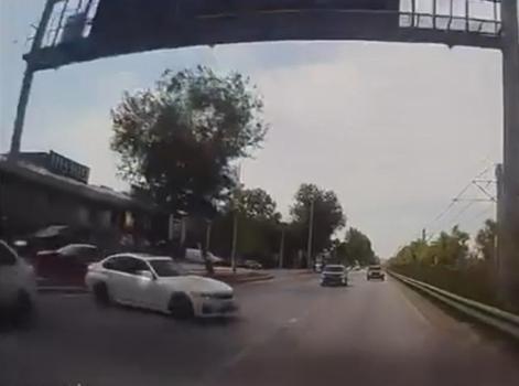 Yarışan iki otomobilin çarpıştığı kaza kamerada