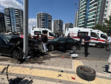 Diyarbakır'da otomobiller çapıştı: 1'i ağır 2 yaralı