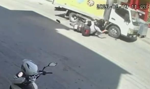 Motosiklet ile kamyonetin çarpıştığı kaza kamerada; 2 kardeş yaralı