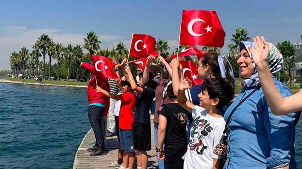 Türk donanmasından 'TEKNOFEST Mavi Vatan' kapsamında İzmit Körfezi'nde selamlama geçişi