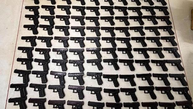 Zeytinburnu'nda iş yerine operasyon; 100 adet ruhsatsız tabanca ele geçirildi