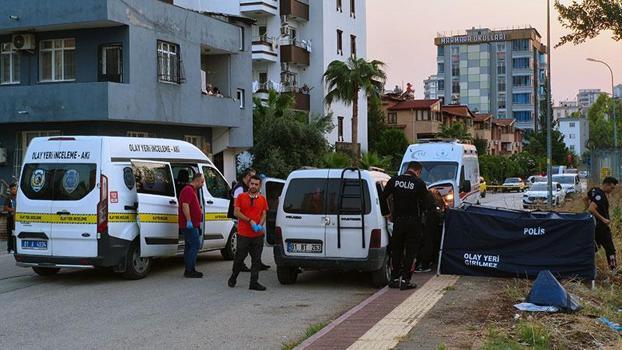 Husumetlisi ile eşini iş yerinde, müdahale eden oğlunu da araçta silahla vurdu: Baba ve oğlu öldü, anne yaralı
