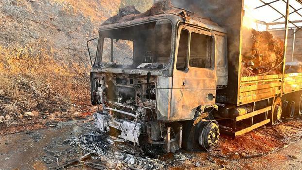 Manisa'da seyir halindeki TIR alev alev yandı