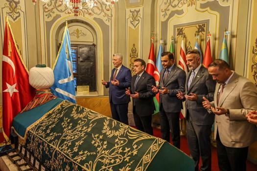 Bakan Bolat, Ertuğrul Gazi Türbesi’ni ziyaret etti