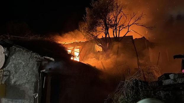 Bahçede çıkan yangın eve sıçradı; 2 kişi dumandan etkilendi