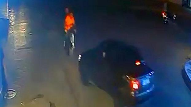 Otomobille çarpışan motosikletteki 2 kişi yaralandı; kaza kamerada