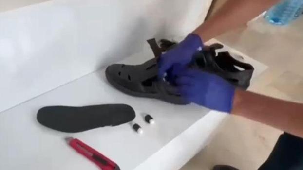 Ayakkabısının tabanına gizlediği metamfetaminle yakalandı