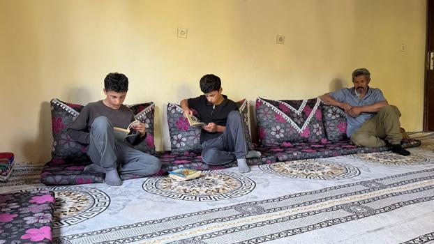İkizler, yapımı tamamlanamayan evde yerde ders çalışıp fen lisesini kazandı