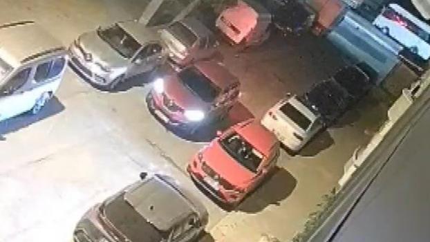 Sultangazi'de otomobile silahlı saldırı; sürücü son anda kurtuldu