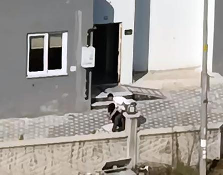 Apartman bahçesinde tartıştığı kadını dövdü