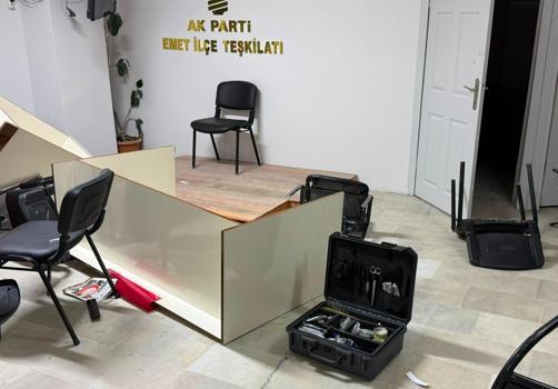 AK Parti Emet İlçe Başkanlığı binasına saldırı