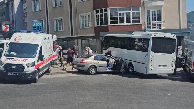 Halk otobüsü ile otomobil çarpıştı: 7 yaralı