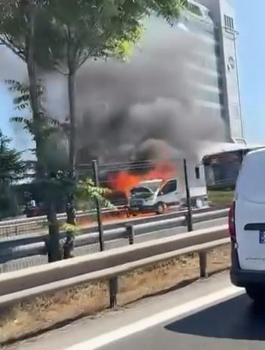 Kartal D-100 Karayolu’nda kamyonet alev alev yandı