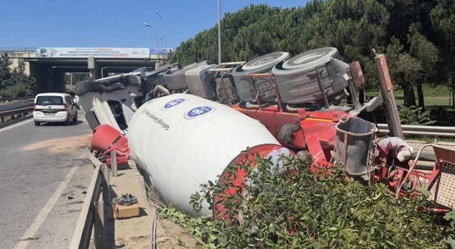 Çekmeköy’de virajı alamayan beton mikseri devrildi: 1 yaralı