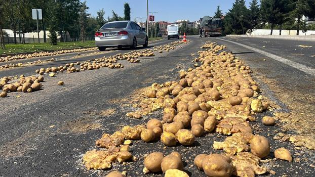 TIR’ın dorsesindeki 1 ton patates yola döküldü, ulaşım aksadı
