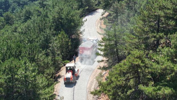 Spil Dağı eteğindeki Ayvacık Mahallesi yolunda 6 kilometrelik asfaltlama çalışması