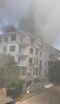 Maltepe’de kentsel dönüşüm için boşaltılan binanın çatısında çıkan yangın söndürüldü