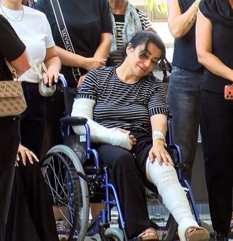 Silahlı kavgada öldürülen eşi ve oğlunun cenazesine yaralı halde tekerlekli sandalyeyle katıldı