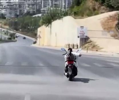 Alanya’da motosikletlinin tehlikeli hareketleri kamerada
