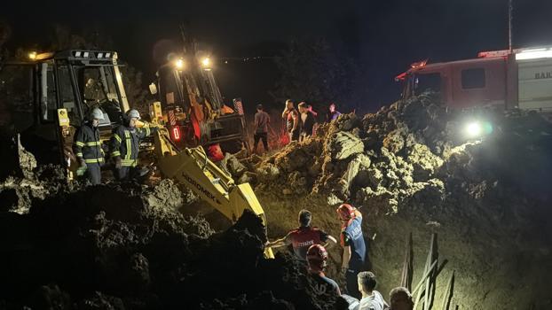 Su kuyusuna hortum bağlarken baba- oğul toprak altında kaldı
