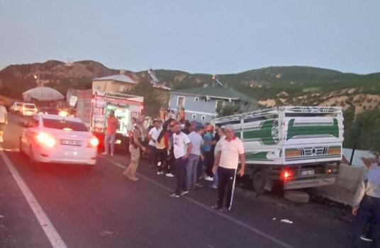 Bingöl’de kamyon ile çarpışan kamyonetin sürücüsü ağır yaralandı